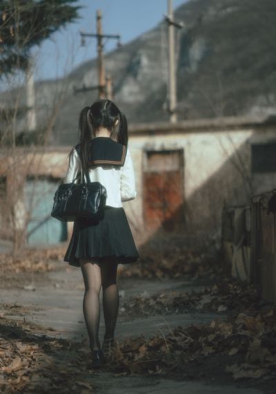 不系红扣的女孩完整版_英文版字幕